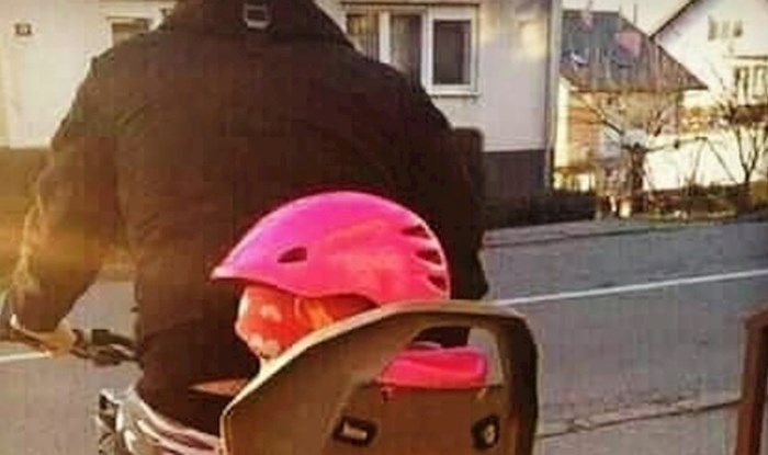 Ljudi plaču od smijeha kad vide natpis na sjedalici iza djevojčice, jadna ona ako je ovo istina