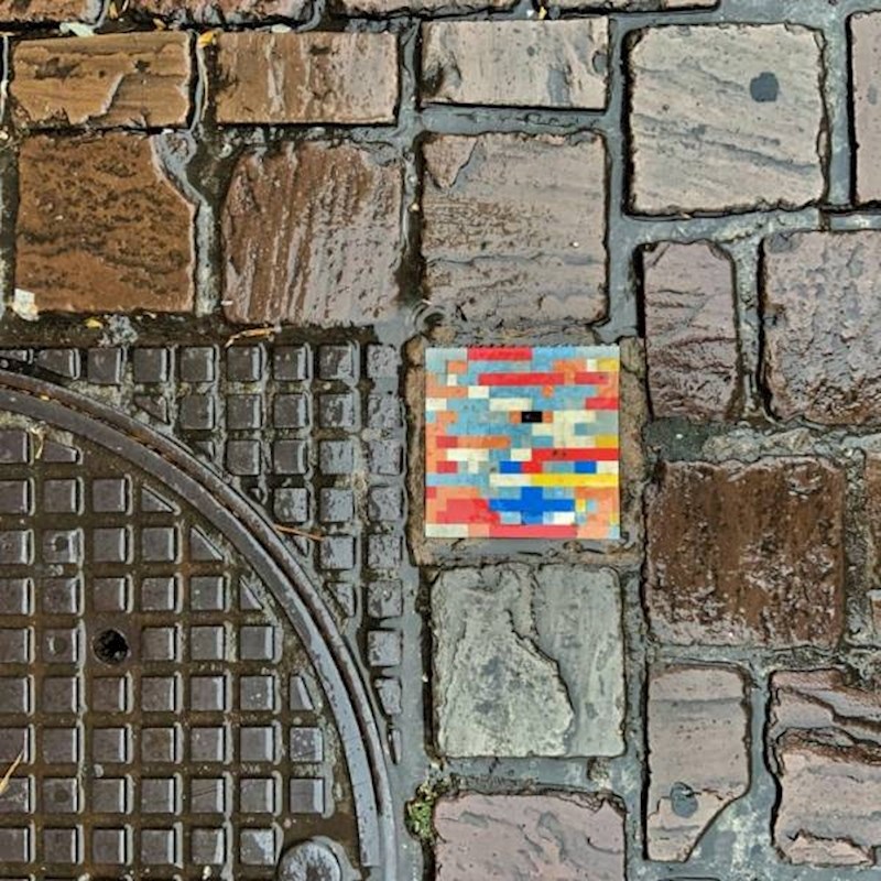 11. Kamena kocka zamijenjena je lego kockom