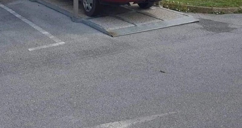 Društvenim mrežama kruži fotka apsurdno parkiranog automobila, nećete vjerovati kad ovo vidite