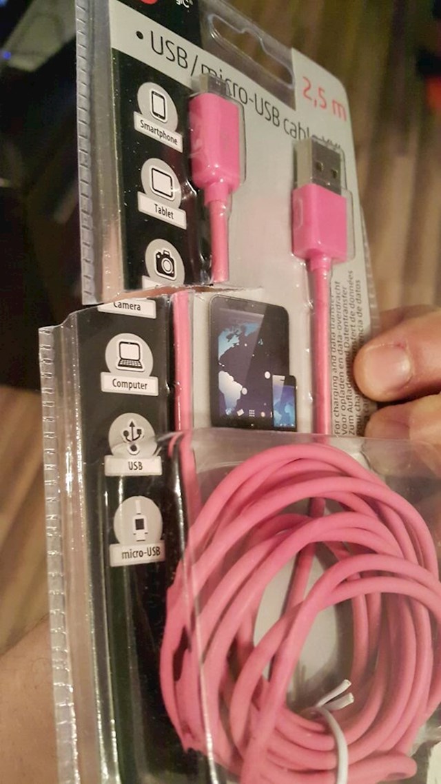 17. Ovako je otvorila svoj novi USB kabel...