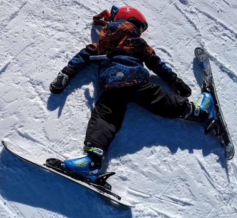 9. Odveo je sina na skijanje prvi put. Oduševljen je.