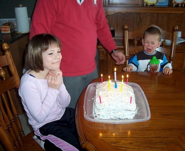 "Moj brat se rasplakao jer nije smio puhnuti svjećice na mojoj rođendanskoj torti."