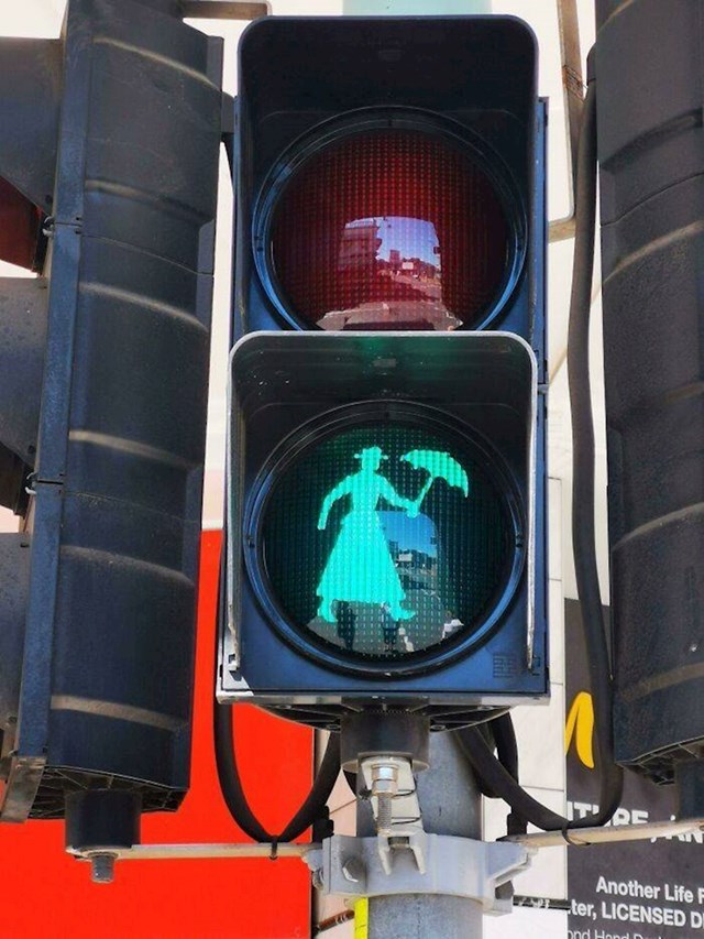 7. U Maryboroughu, rodnom gradu autorice priče o Mary Poppins, imaju njezin lik na semaforima