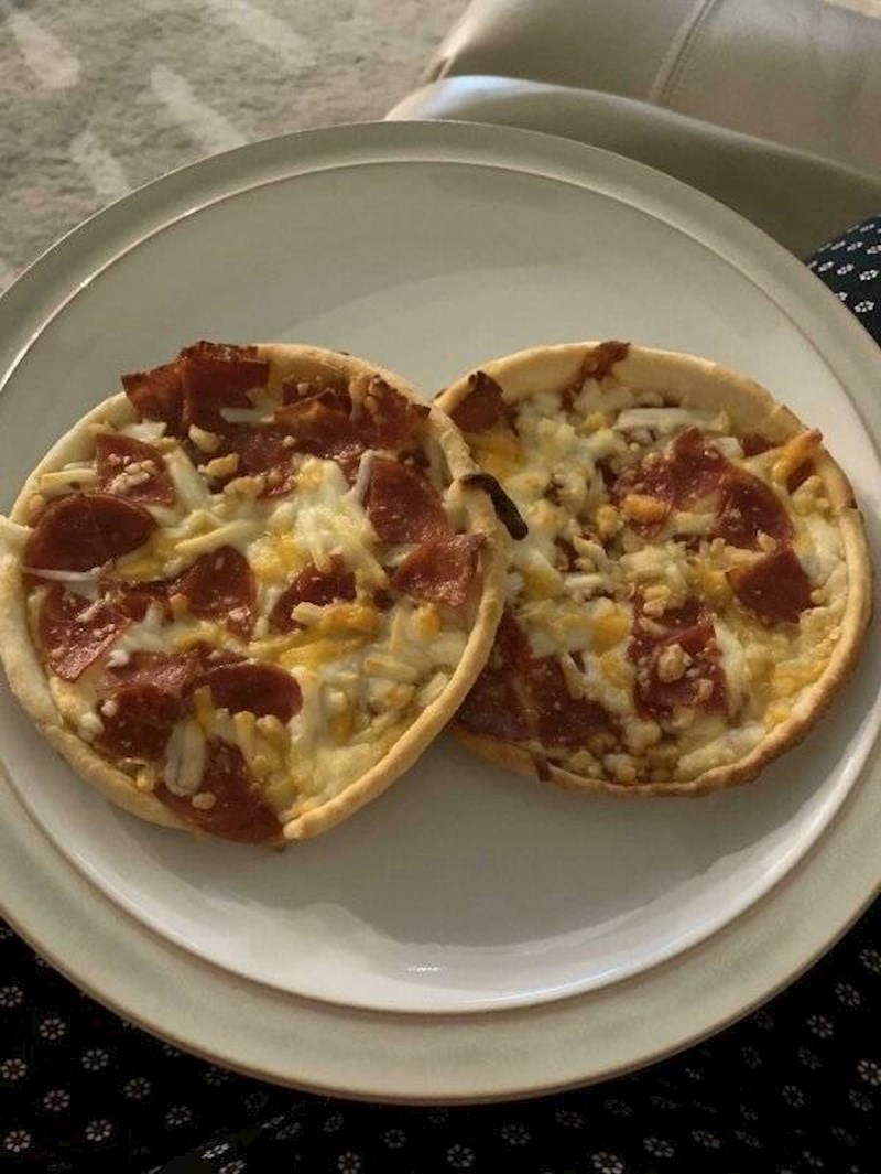 3. Vidjela je da se njezina mama osjeća loše i ne diže se iz kreveta, pa joj je pripremila zamrznutu pizzu