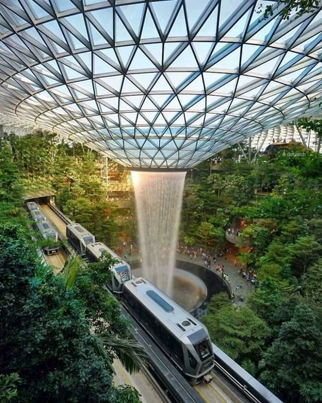 8. Zračna luka Jewel Changi u Singapuru