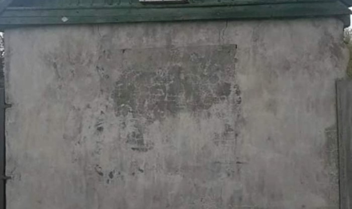 Bizarni detalji na krovu kuće snimljene u istočnoj Europi ostavit će vas bez teksta, ovo je suludo