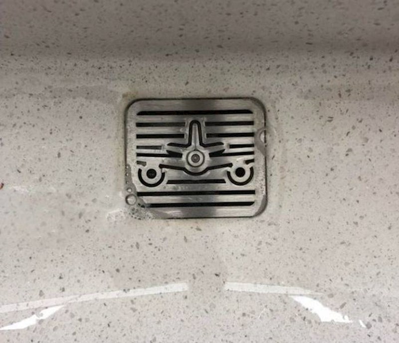 12. Na odvodima u ovoj zračnoj luci su - avioni