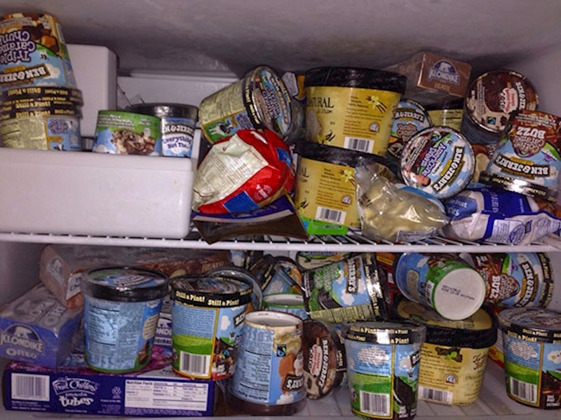 16. Poslala je muža u dućan po namirnice za cijeli tjedan. Sladoledi su bili na akciji, pa se vratio samo s njima.