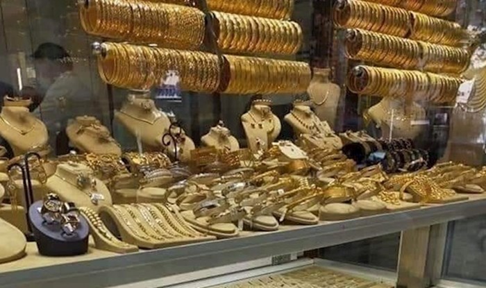 Nešto vrlo neobično događa se u izlogu zlatarnice, ovo je preslatko