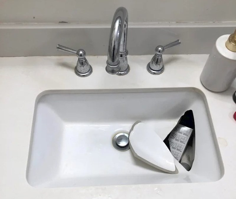 11. Dispenzer za sapun je pao na umivaonik...