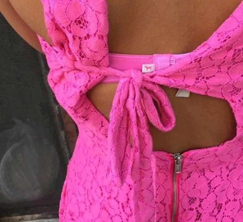 14. Zamolila ga je da joj zakopča haljinu