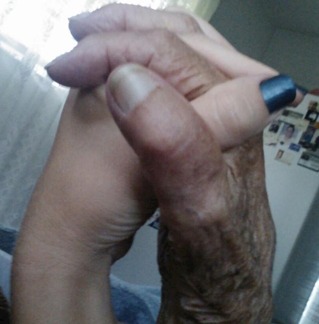 3. "Moja nećakinja (30) i baka (98) drže se za ruke