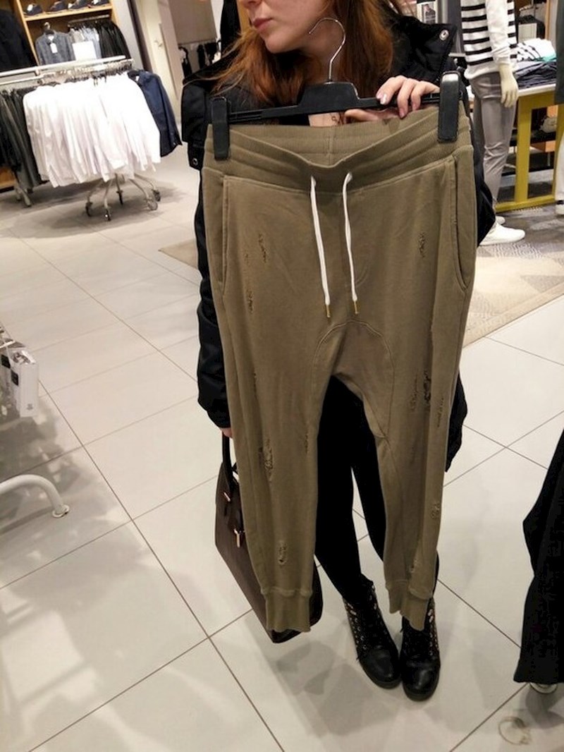 4. Nova trenirka koja očito namjerno izgleda ofucano i staro.