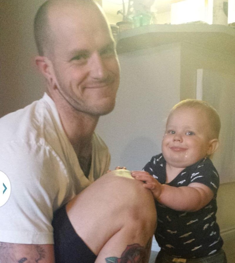 1. Uvijek radi ovakve grimase dok kaka