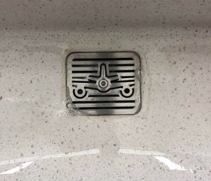 9. Na odvodima u ovoj zračnoj luci su - avioni