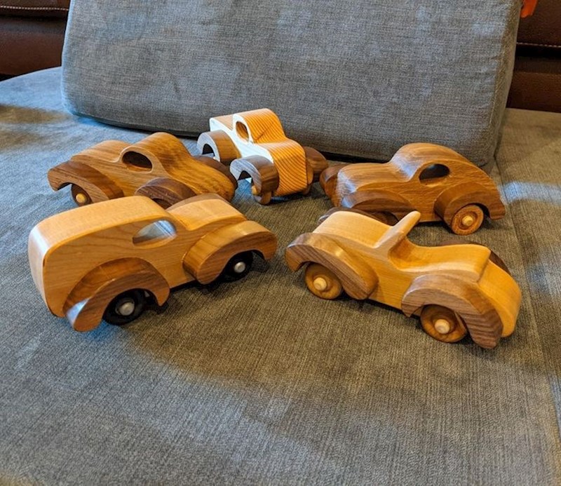 4. Moj tata u penziji je počeo izrađivati stvari od drveta. Počeo je od od olovaka, a sada već radi igračke za unuke.