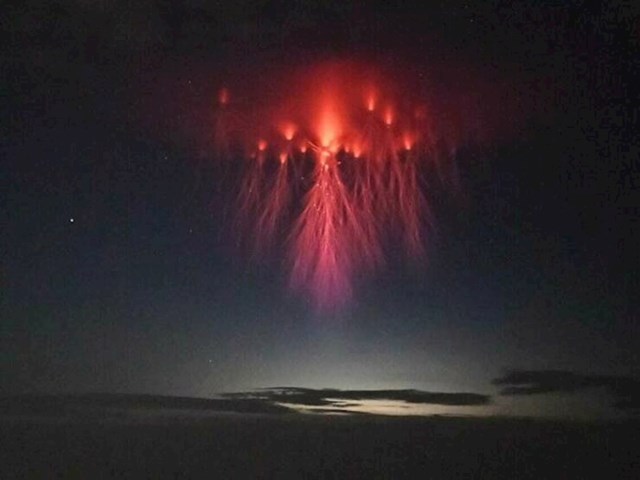 15. Rijedak fenomen u Zemljinoj atmosferi - oluja s crvenim munjama koja izgleda poput meduze
