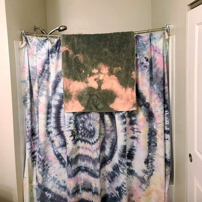 "Moja žena slučajno je ofarbala ručnik izbjeljivačem i sada izgleda kao apstraktna slika dvoje ljudi koji se ljube."