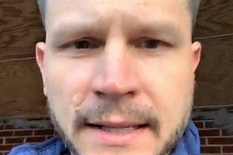 7. Pastor iz Alabame pozvao je inficirane ljude u crkvu jer će ih "vjera izliječiti".