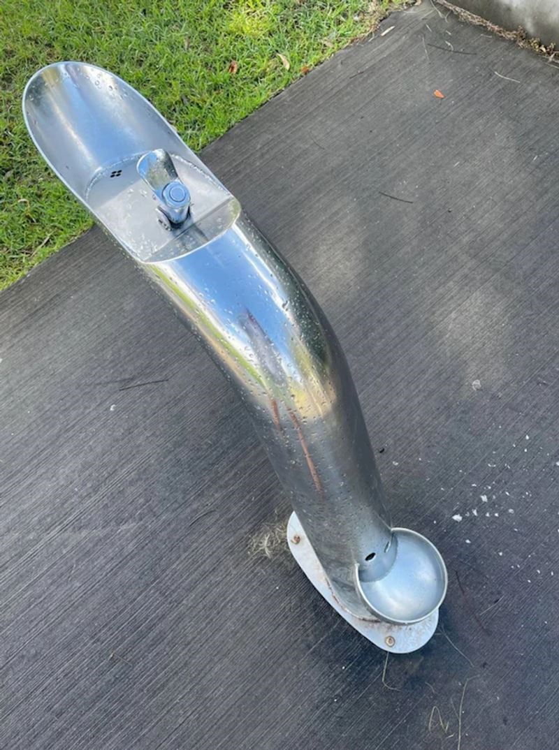 7. Pumpa za vodu koja na dnu ima prostor iz kojega mogu piti i psi