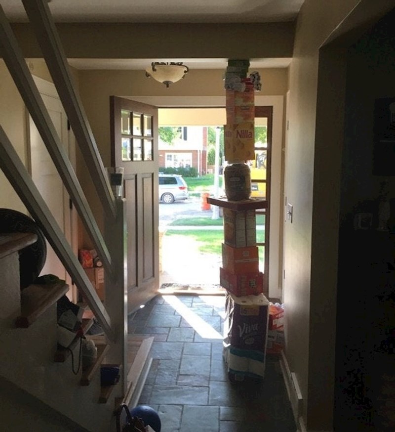 12. Zamolila je sina da unese namirnice iz dućana...