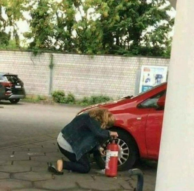 8. Pokušava napumpati zrak u gume aparatom za gašenje požara