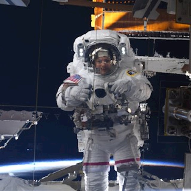 15. Astronautkinja Jessica Meir na svojem je Twitteru objavila selfie iz svemira.