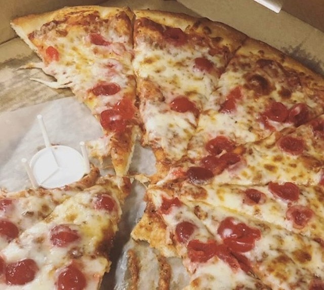 17. "Ovo je doslovno pizza s trešnjama."