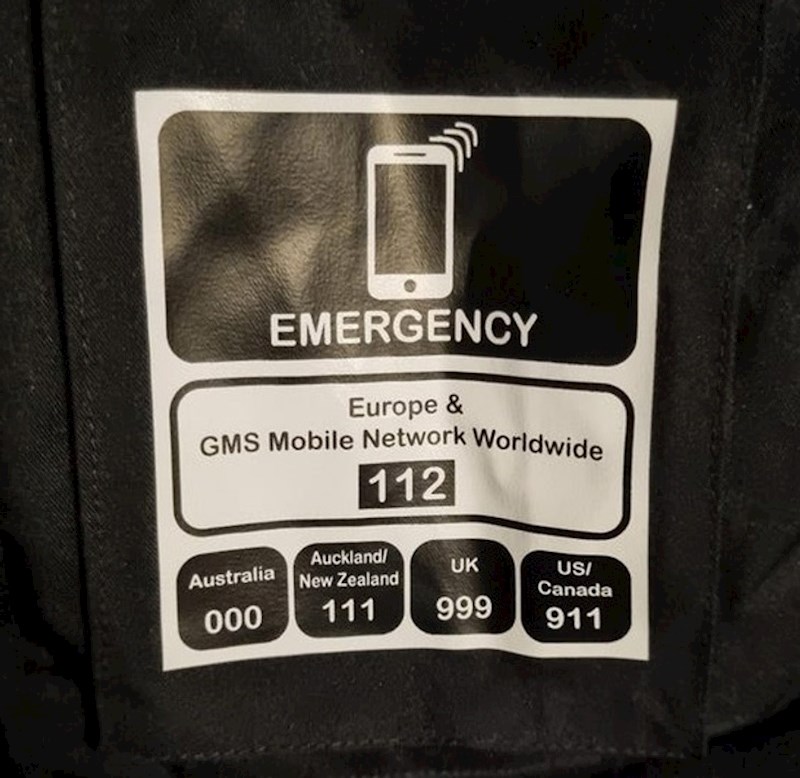 13. Na unutrašnjoj strani ove jakne otisnuti su hitni brojevi za različite države