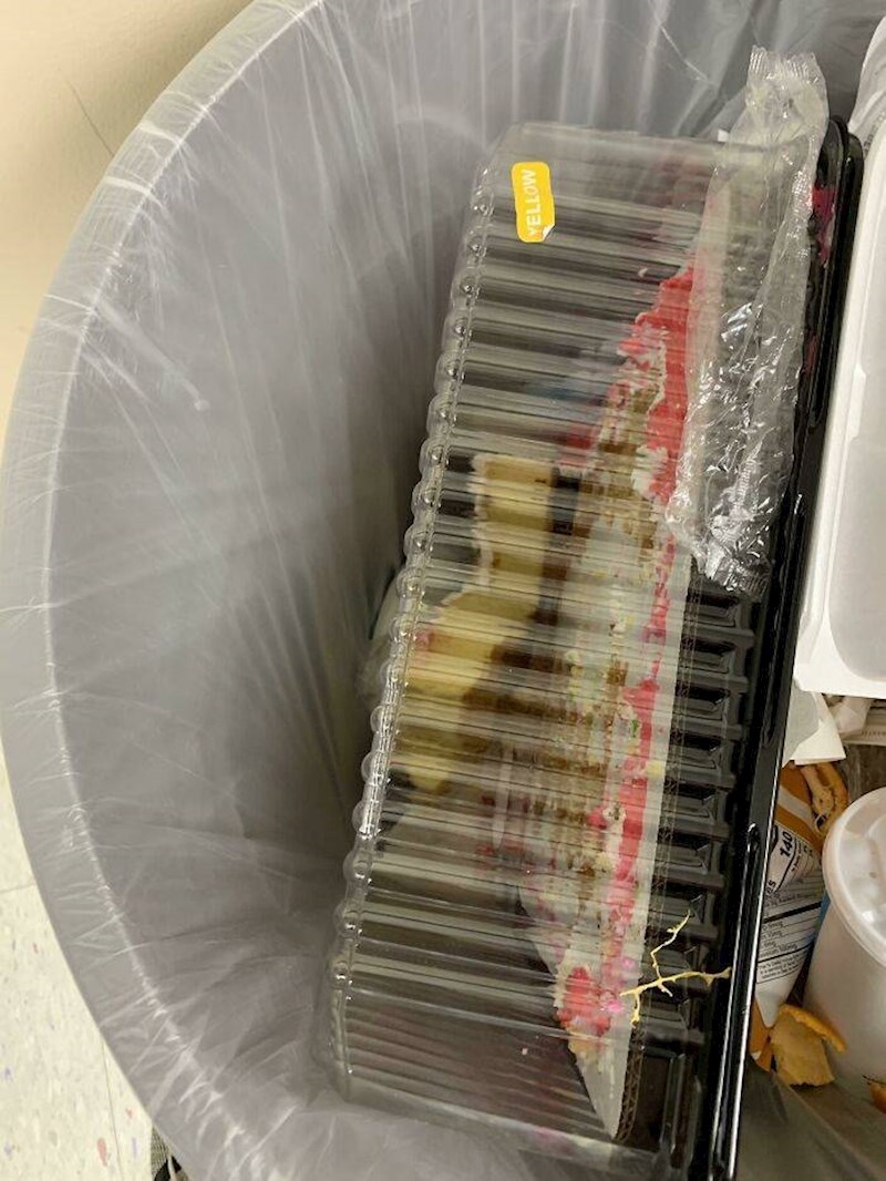 6. Netko je bacio ostatke njezine rođendanske torte prije no što ih je spremila