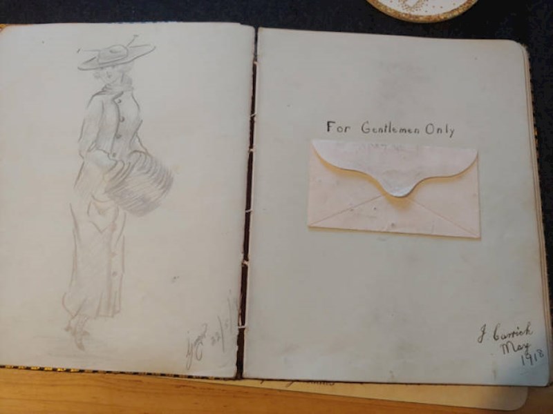 5. "Otkrila sam nečiji stari dnevnik pun crteža na tavanu svoje kuće."