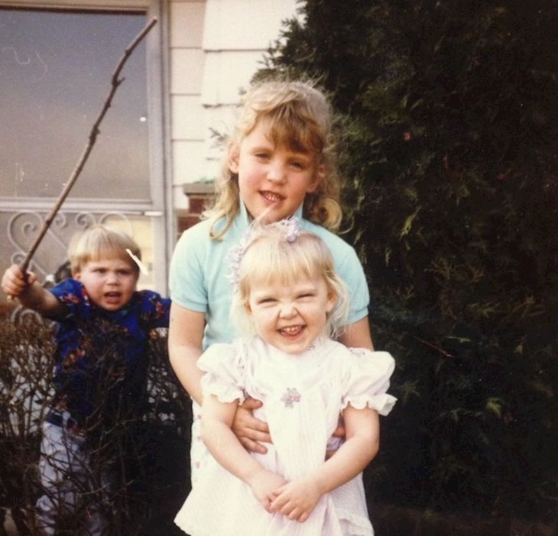 19. "Pronašla sam ovu fotku rođakinje i mene te mojeg brata u pozadini. Očito je oduševljen druženjem s nama."