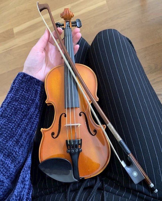 7. Naslijedila sam ovu genijalnu mini violinu od svoje bake. Sad još samo moram naučiti svirati...