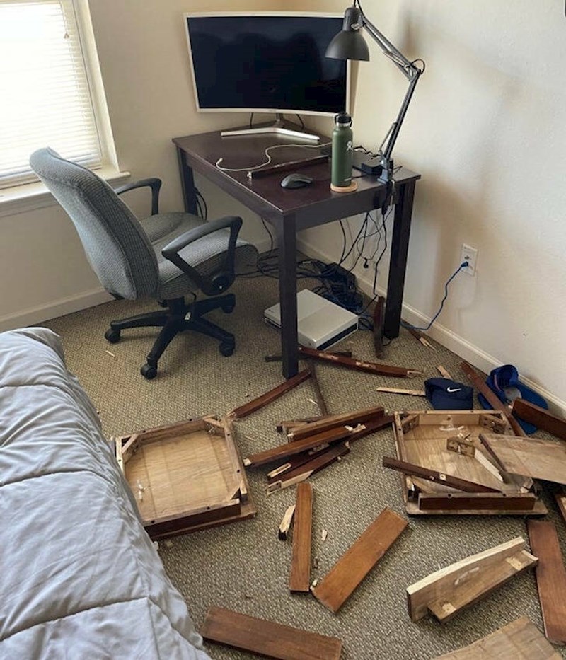 1. Vratio sam se u svoju studentsku sobu nakon praznika i ovo me dočekalo. Čari života s cimerom.🙄