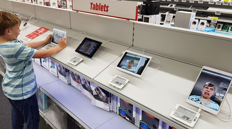 7. Postavio je svoju fotku na zaslon svakog uređaja u dućanu