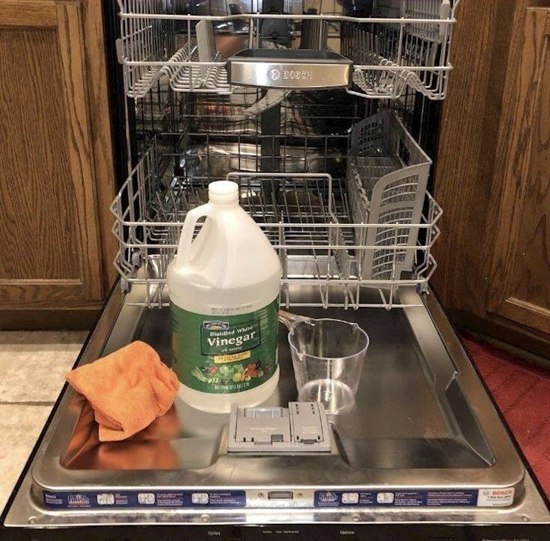 8. Pomoću octa očistite i dezinficirajte perilicu posuđa