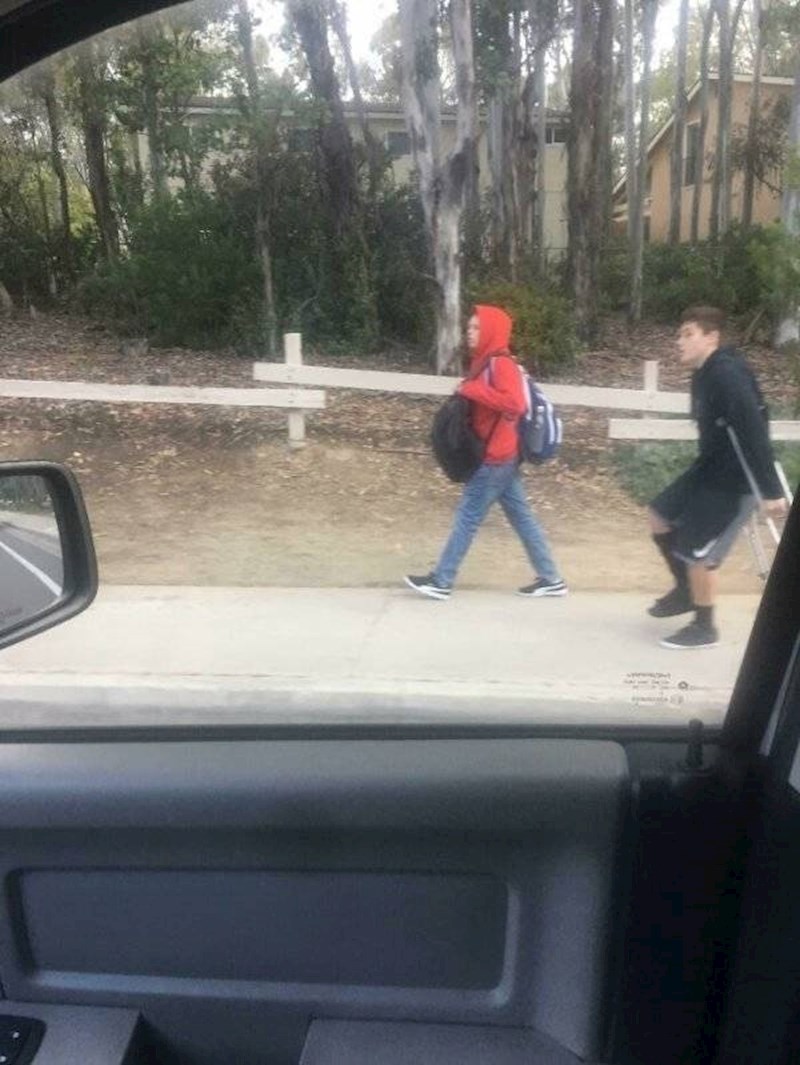 14. Pomaže svojem prijatelju koji je slomio nogu nositi školski ruksak