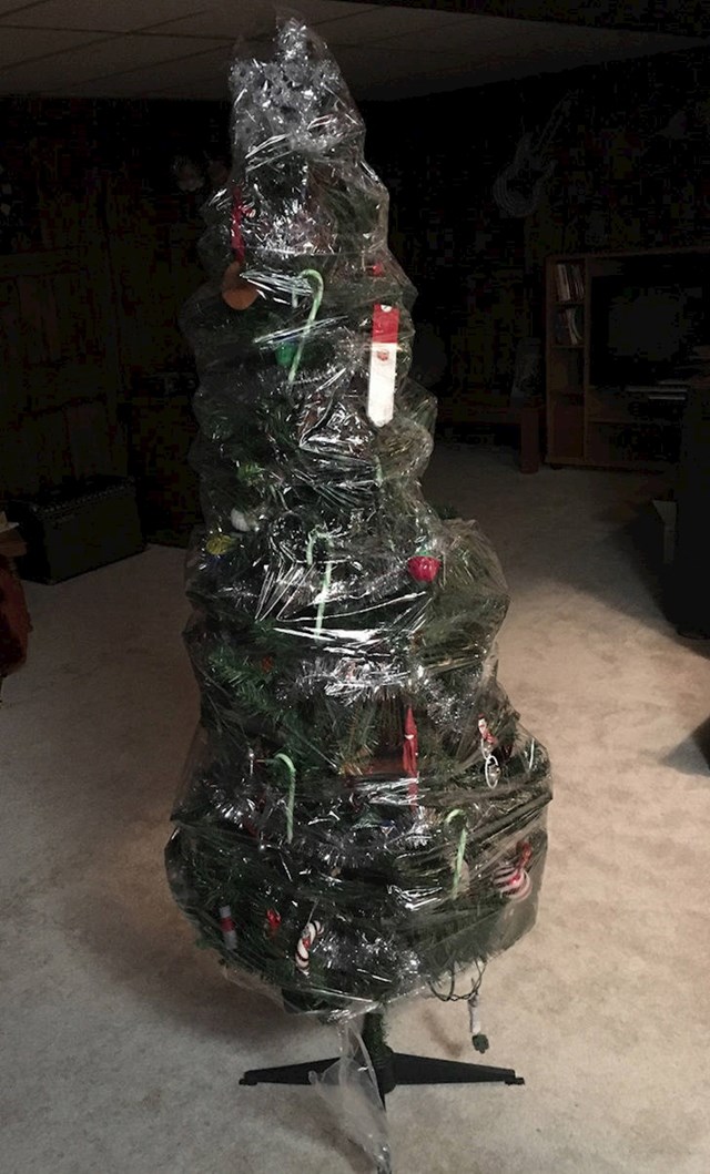 9. "Kako je moj muž spremio božićno drvce..."