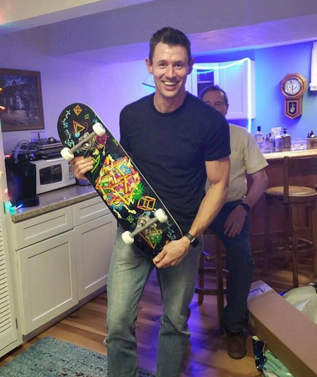 18. Dok je bio klinac, zamolio je roditelje da mu kupe skateboard. Rekli su da može tek kad napuni 35 godina. Održali su obećanje.