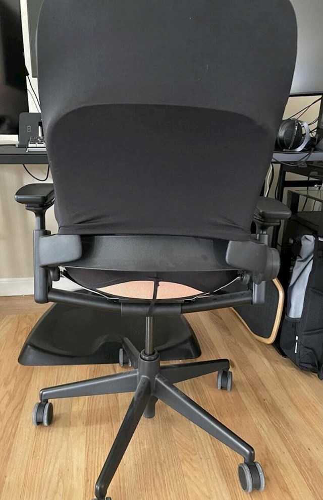 10. "Moj muž je dobio besplatnu ergonomsku stolicu, čija je jedina mana bila to što je tkanina boje breskve. Ali presvukao ju je crnim navlakama. Na kraju se dogodilo nešto urnebesno..."