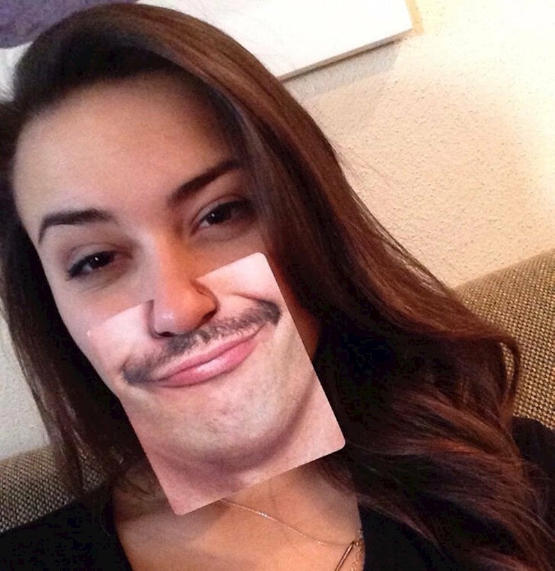 4. "Pogledajte što mi je mama poklonila..."