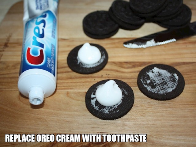 19. Zamijenite kremu iz Oreo keksa bijelom zubnom pastom.