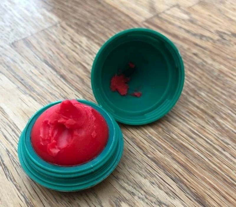 14. Slučajno je zagrizao melem za usne svoje cure jer je mislio da je slastica