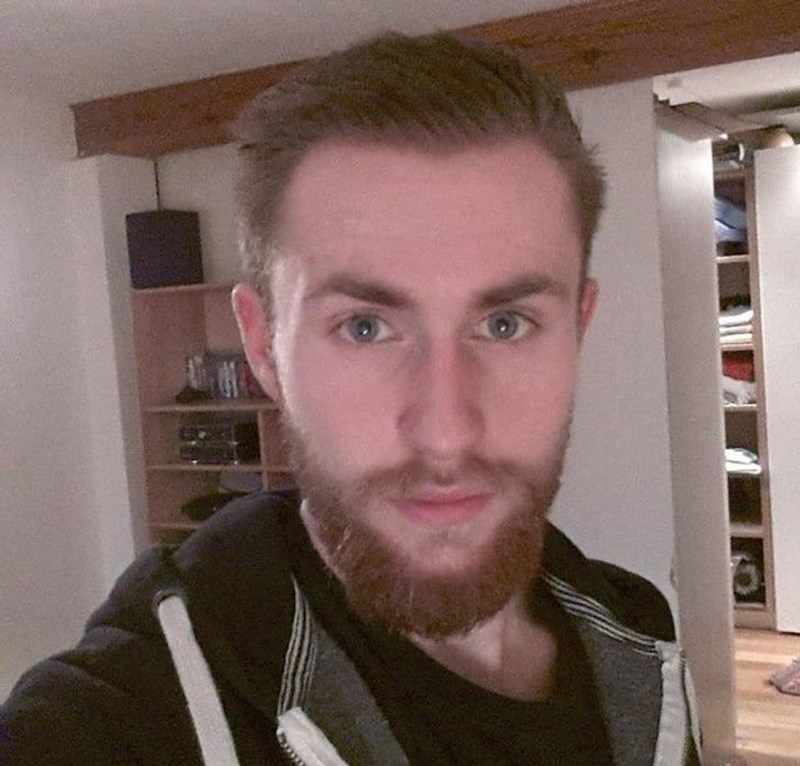 11. Morao je pokazati osobnu zamjenskoj učiteljici, nije mu vjerovala da još ide u školu. Ima 16 godina.