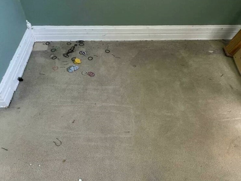 4. Maknuli smo naš stari krevet nakon nekoliko godina. Pogodite na kojoj strani spava moja žena.