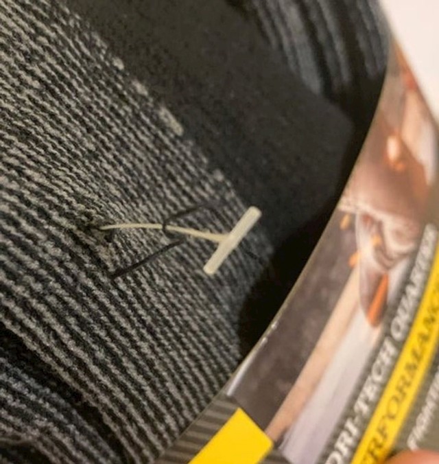 15. Ali ovi komadi plastike koje stavljaju u tkanine i koji, neovisno o tome koliko ih uredno pokidaš, ipak izvuku koji konac.🙄