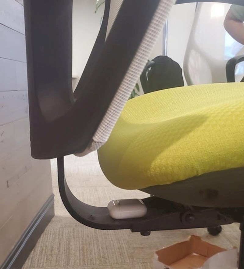 15. Izgubila je slušalice na poslu, tražila ih je mjesec dana. Na kraju ih je pronašla ovdje.