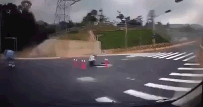 Ovom nesretnom motoristu jedan pad kao da nije bio dovoljan