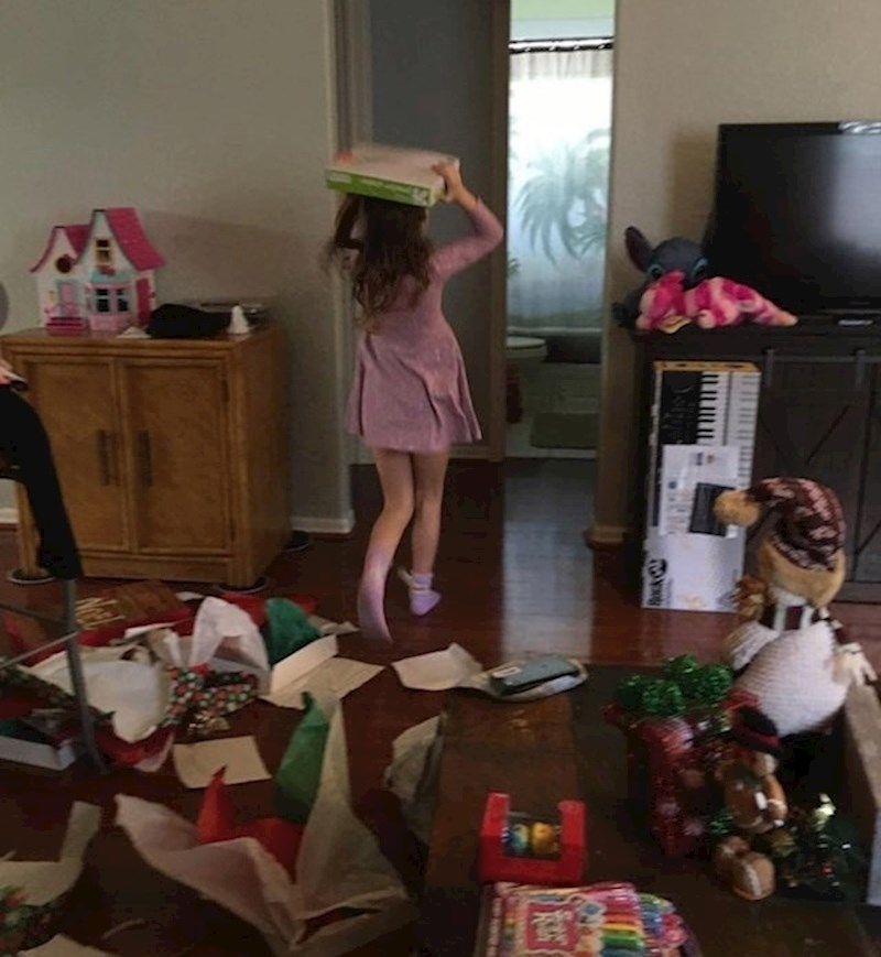 Uvijek krade mami papir iz printera, pa je za Božić dobila svoj bunt papira. Oduševljena je.