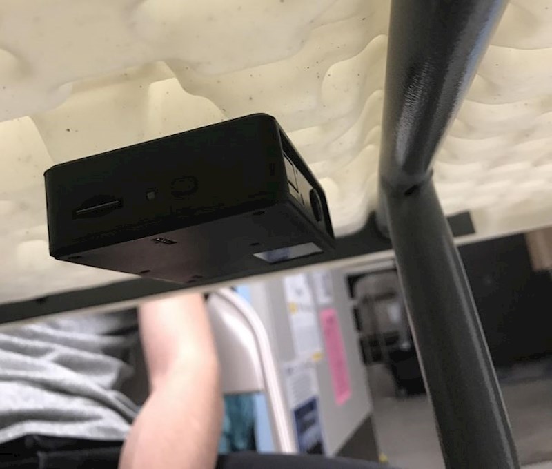 8. "Kolega i ja slučajno smo otkrili da je ispod stola u našoj uredskoj kantini postavljen uređaj za snimanje."